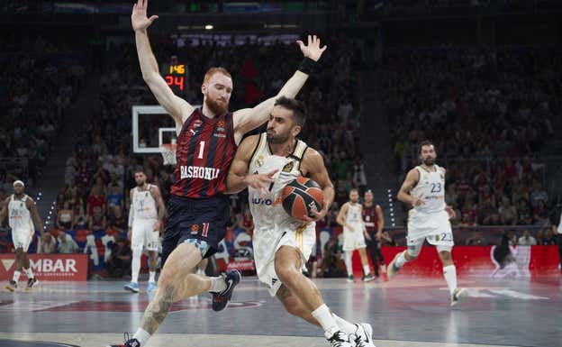 Mannion trata de defender a Campazzo.  EFE