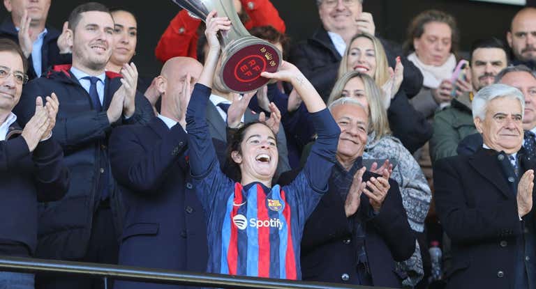 Marta Torrejón, jugadora del Barça, levanta el trofeo de campeonas de la Supercopa femenina en la final disputada en Mérida.