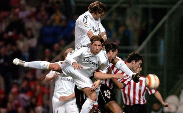 Woodgate salta a despejar en presencia de Sergio Ramos ante el Athletic.