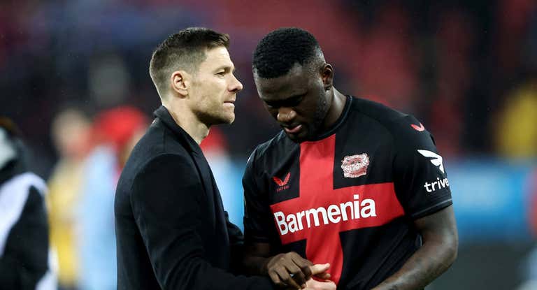 Xabi Alonso junto a Boniface, delantero del Bayer Leverkusen.