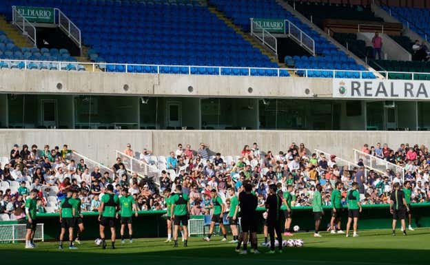 Un entrenamiento del Racing con el presidente arriba, sentado junto al director deportivo Mikel Martija.