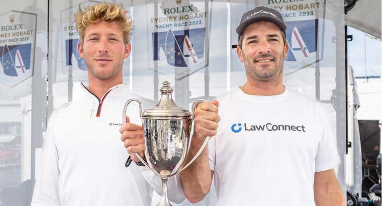 Simbad Quiroga y Carlos Hernández posan con su trofeo.