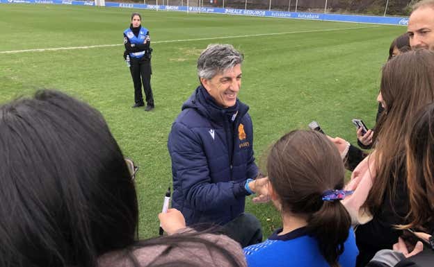 Imanol, firmando autógrafos una hora después de finalizar el entrenamiento.  Relevo