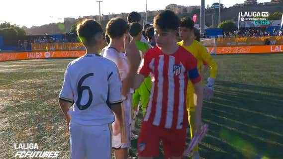 El pasamanos entre los jugadores de Real Madrid y Atlético./LALIGA