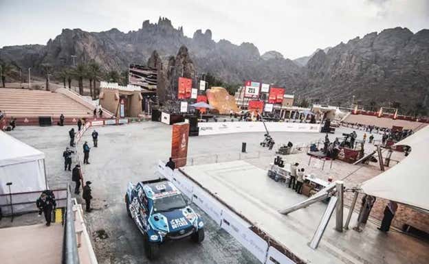 Erik Van Loon, en el podio del Rally Dakar 2022.  A.S.O./Charly López