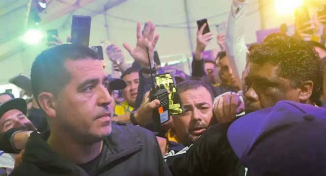 Riquelme gana en las elecciones de Boca y Milei es abucheado en su primera aparición pública