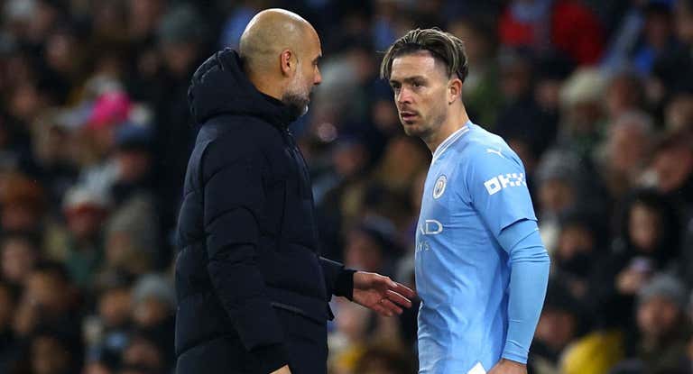 Pep Guardiola habla con Jack Grealish.