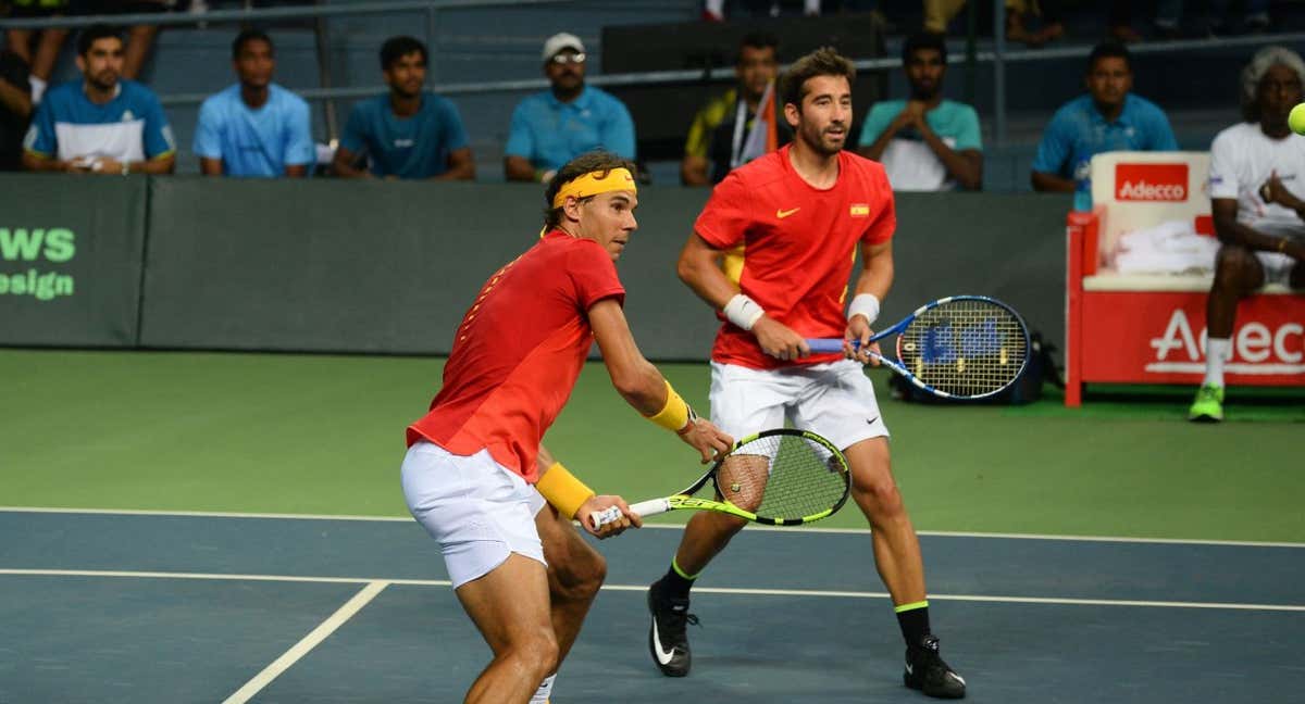 Rafa Nadal y Marc López durante un partido de Copa Davis.
