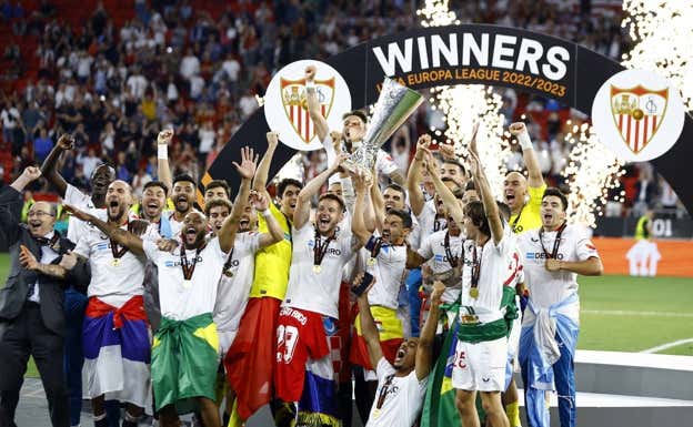 Los jugadores del Sevilla levantan la Europa League de Budapest. Reuters