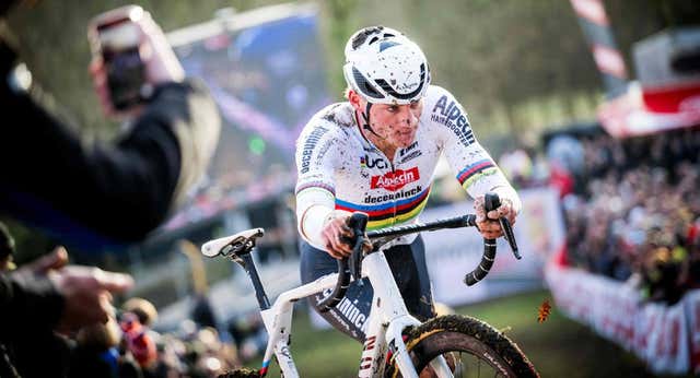 Van der Poel empaña su última exhibición en ciclocross con un escupitajo a un aficionado