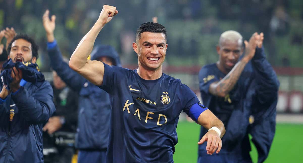 Cristiano Ronaldo celebra el triunfo ante el Al-Taawoun. /GETTY