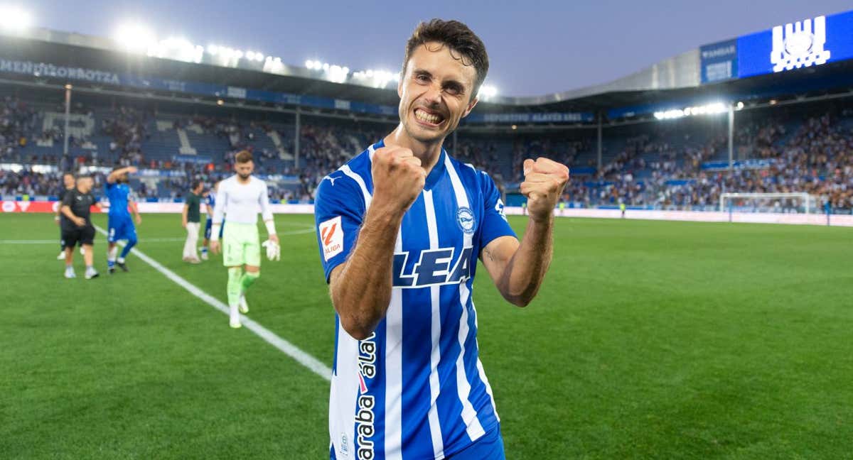 Ander Guevara abandona el césped de Mendizorroza feliz tras una victoria. /Deportivo Alavés