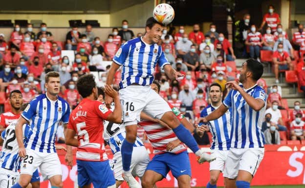 Guevara se eleva por encima de todo para cabecear el balón en in partido frente al Granada.  Efe