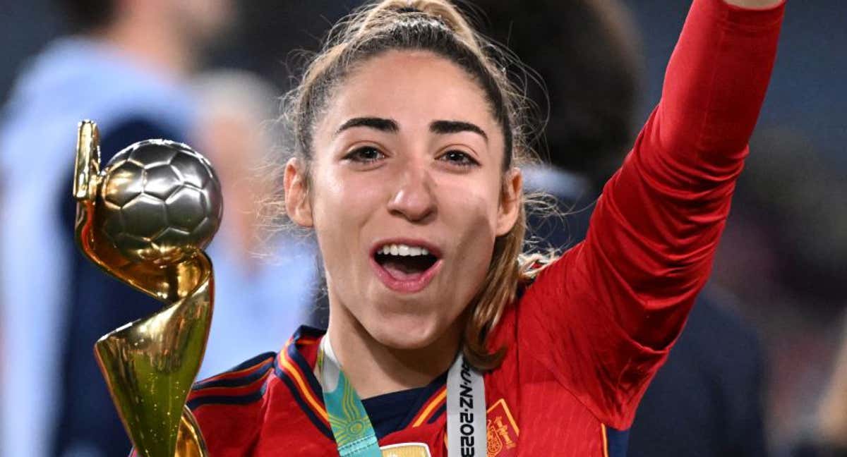 Olga Carmona, jugadora de la Selección y autora del gol en la final, celebra el éxito de España en el Mundial de Nueva Zelanda y Australia.