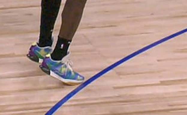 El pie de LeBron antes del lanzamiento. Twitter