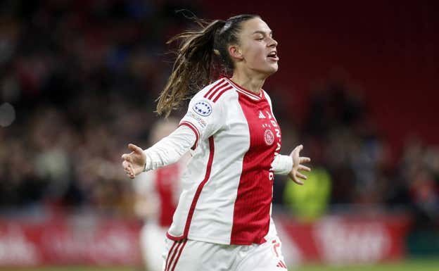 Romée Leuchter celebra un gol con el Ajax.  Getty