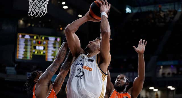 Tavares impone su ley y el Real Madrid no baja el ritmo ni en fin de año