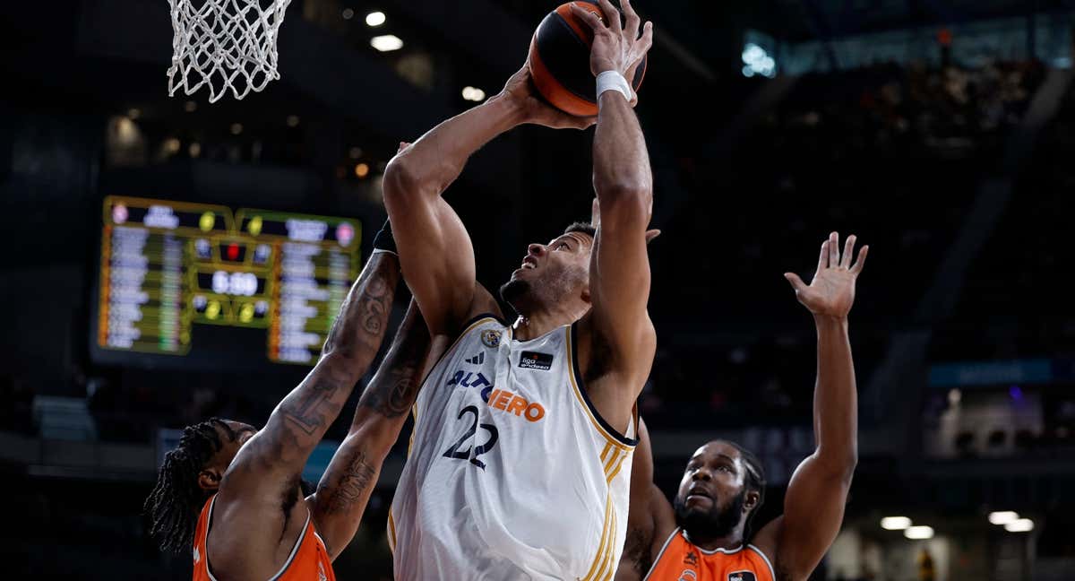 Edy Tavares trata de anotar ante la defensa de Chris Jones y Semi Ojeleye