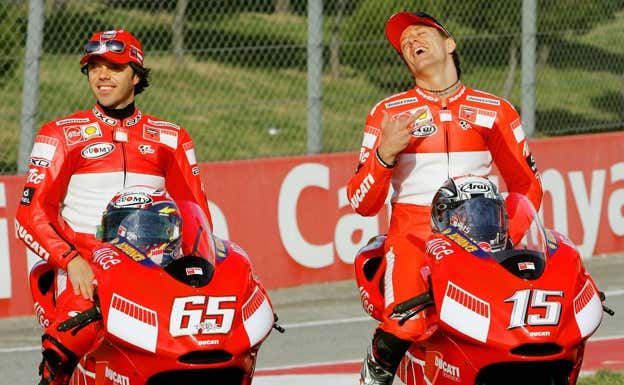 Loris Capirossi y Sete Gibernau posan con la Ducati oficial en el año 2006. REUTERS