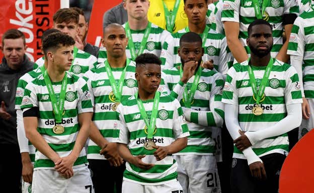 Karamoko Dembélé recibe la medalla de campeón de liga con el Celtic. Getty Images