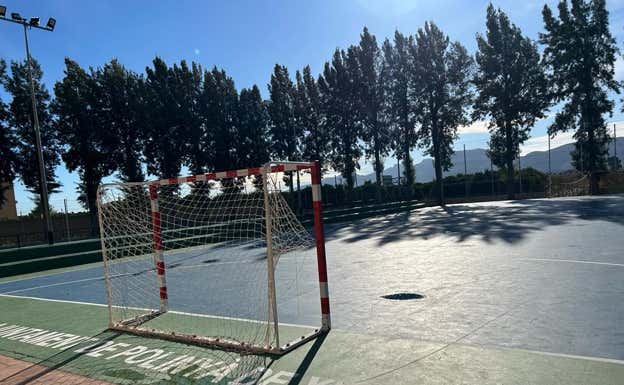El campito de futbol sala de Polinyà de Xuquer donde Yarek todavía juega con sus amigos.  Relevo.