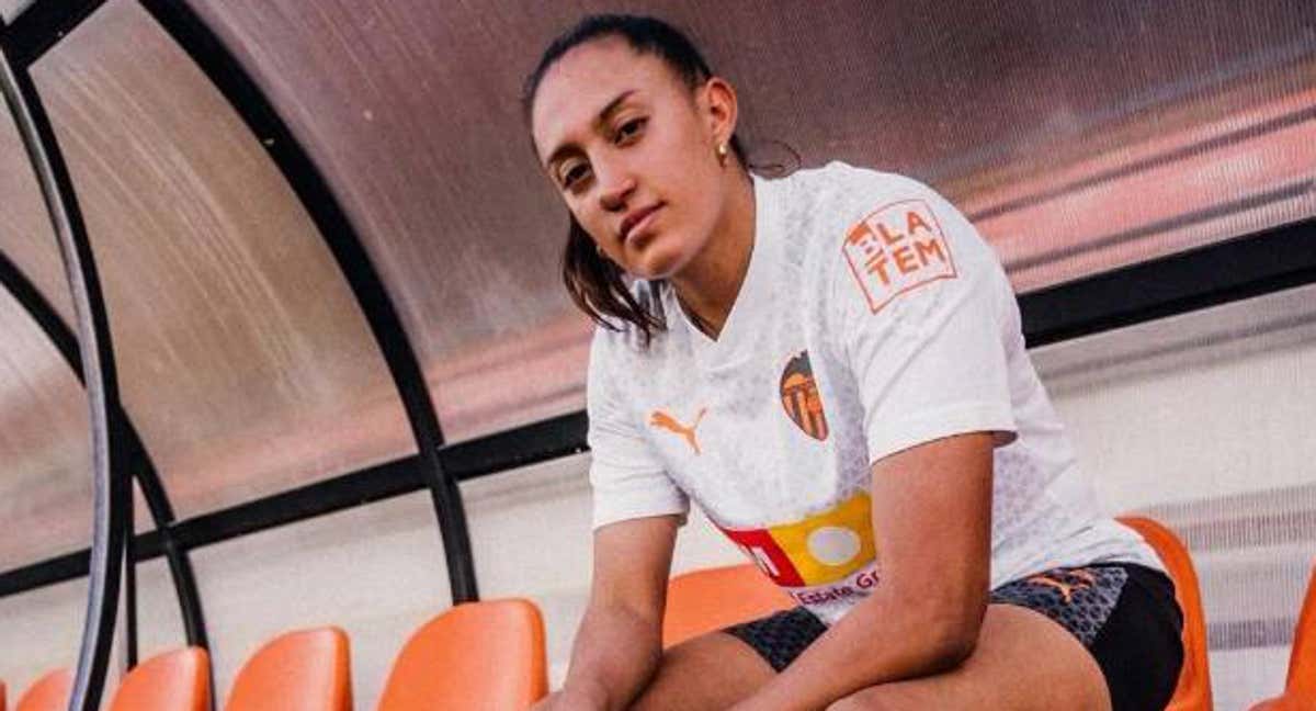 Fiamma Benítez posa con la camiseta del Valencia.