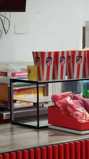 La tienda seguía vendiendo las palomitas del Atlético.