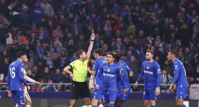Tres rojas al Getafe y lío con la de Greenwood: el árbitro escucha ‘fuck you’ y el club informa de un ‘no me jodas’