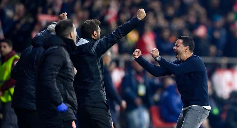 Míchel celebra el gol de la victoria con su cuerpo técnico.