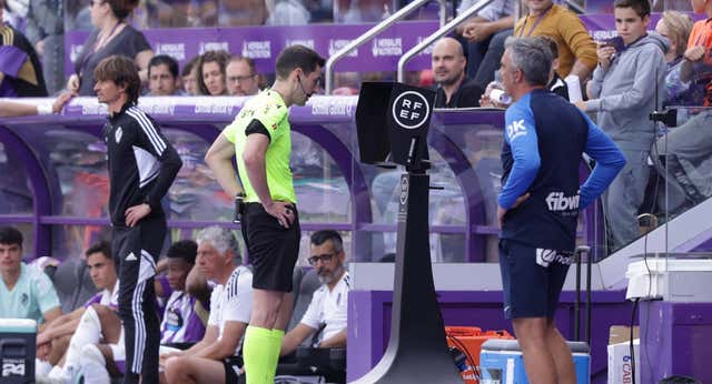 El Real Madrid ya hace vídeos críticos hasta de los árbitros del VAR