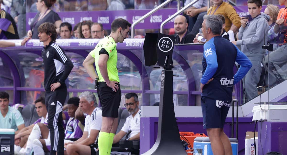 El árbitro gallego, mirando el VAR.