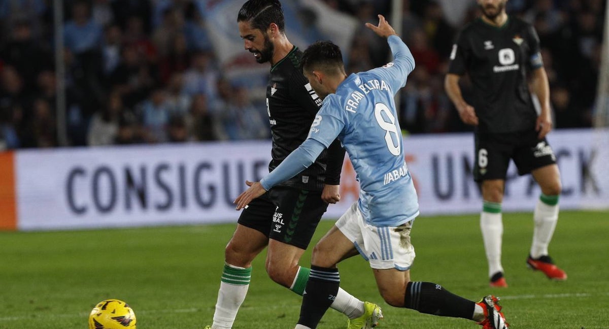 Isco conduce el balón ante la oposición de Fran Beltrán.