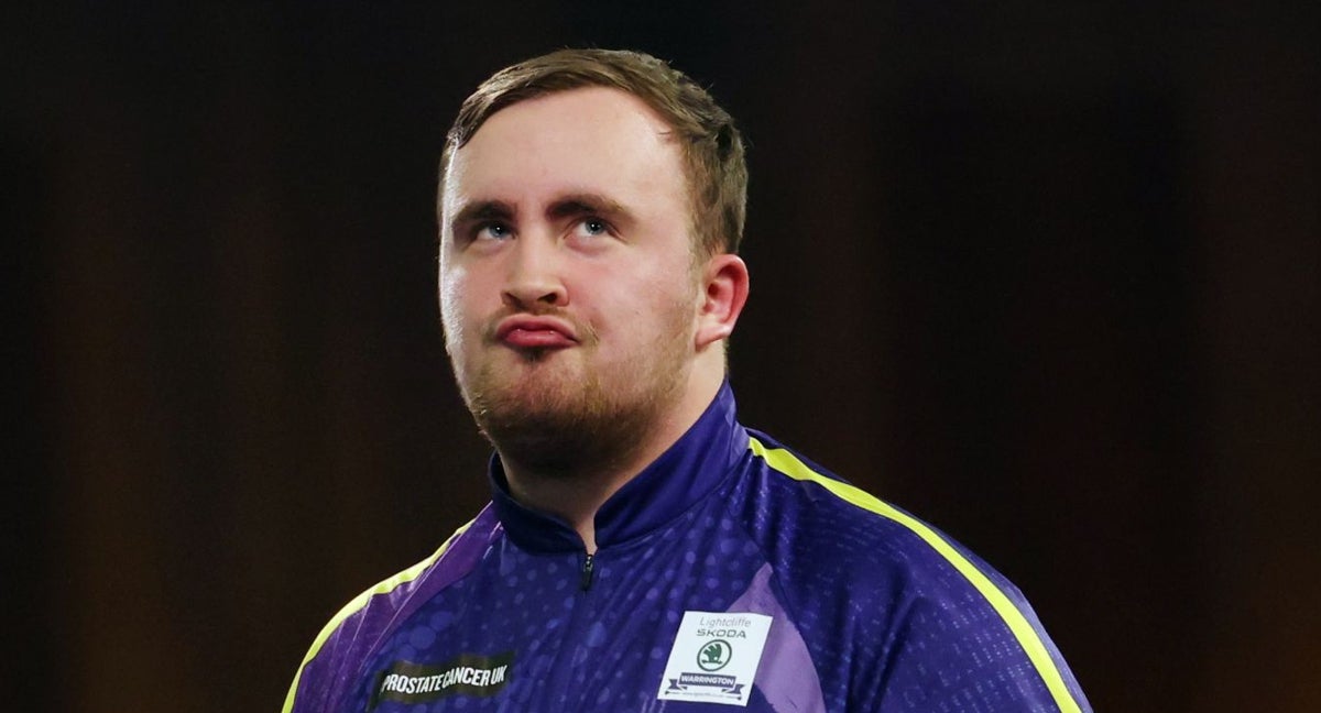 Luke Littler gesticula durante la final del campeonato del mundo de dardos.