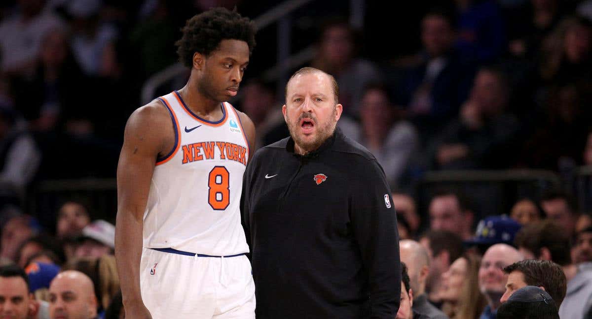 El jugador de los New York Knicks OG Anunoby junto al entrenador Tom Yhibodeau./REUTERS