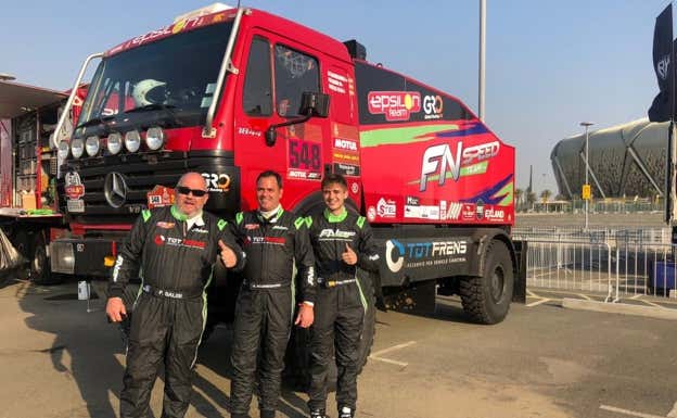 Pau Navarro, con sus compañeros, Alex Aguirregaviria y Francisco Salisi, en el Rally Dakar 2017.  FN SPEED