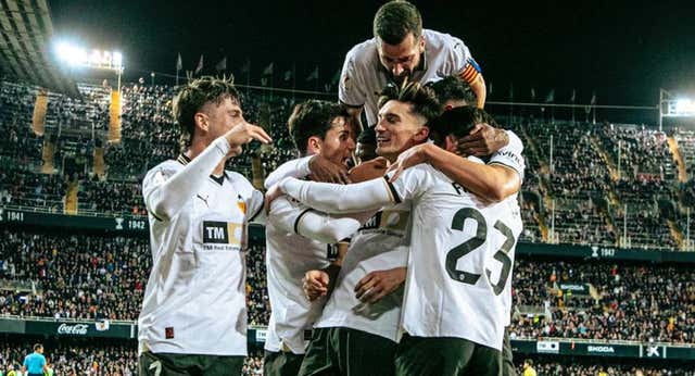 Juegan con fiebre, salen juntos y la frase premonitoria cobra sentido en el Valencia: “Os subiréis al barco”