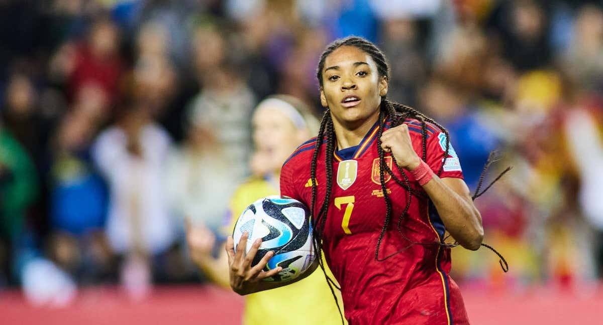 Salma Paralluelo celebra un gol con España. /Getty