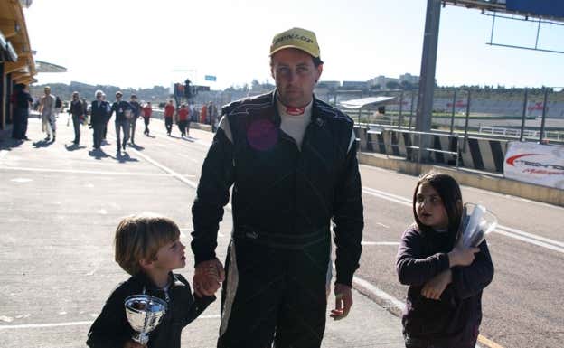 Pau Navarro, de la mano de su padre, Santi, y junto a su hermana, en Montmeló.  Archivo familiar