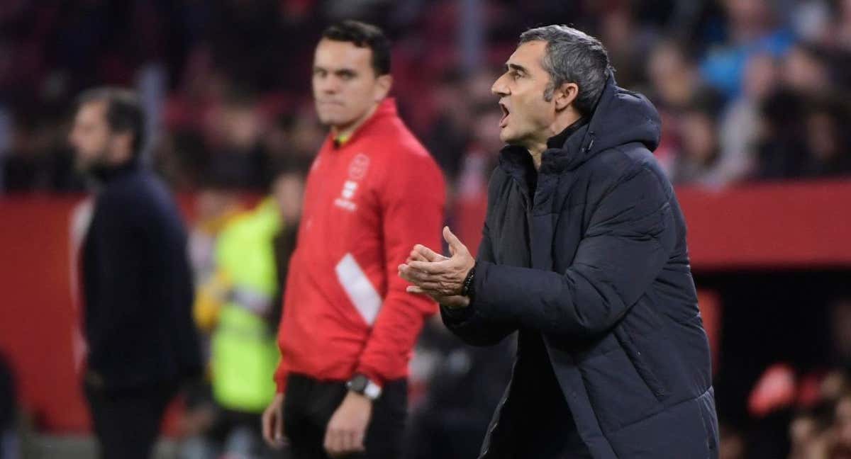 Ernesto Valverde aplaude a sus jugadores durante el partido en Sevilla./AFP