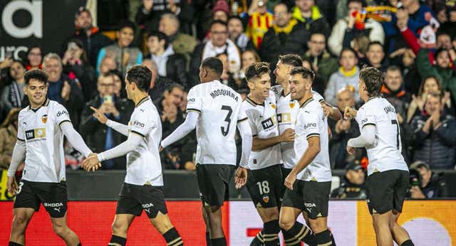 La fiesta del Valencia tras su primera vuelta: collejas por ser Cafú, por un ataque de tos, por pedir que no le echen…