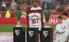 Fernando Reges se despide del Sevilla con un homenaje: «Aquí he vivido lo mejor; lo echaré de menos»