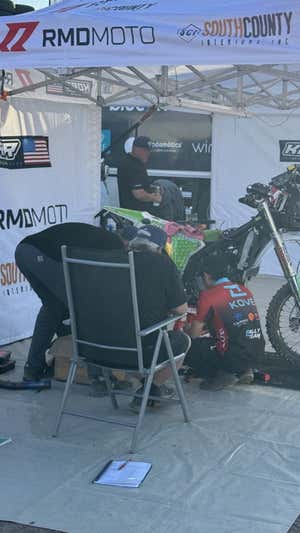 Mason Klein, a la izquierda, y el resto de su equipo poniendo a punto su Kove 450 Rally.  S. Lillo