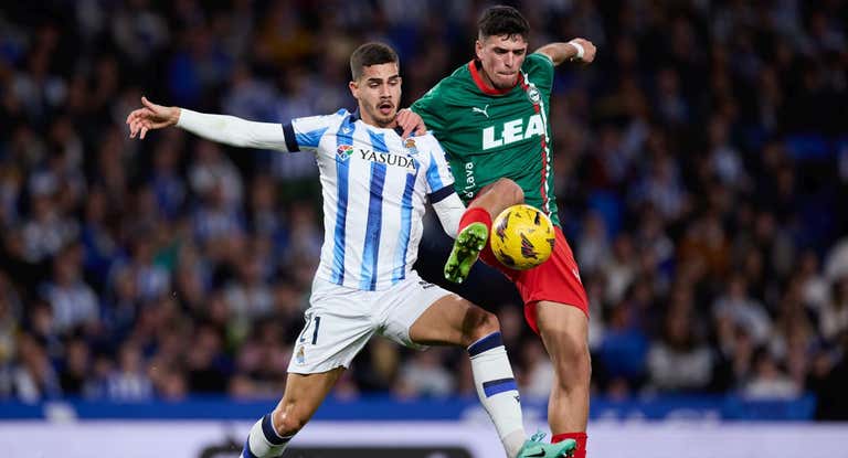 André Silva y Javi López pugnan por un balón en un lance del derbi entre la Real Sociedad y el Alavés.