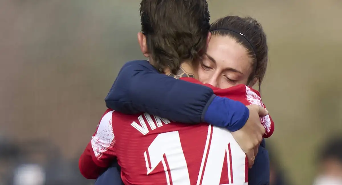 Virginia Torrecilla y Alexia Putellas se abrazan tras el regreso de Vir a los terrenos de juego tras superar el cáncer. /Getty