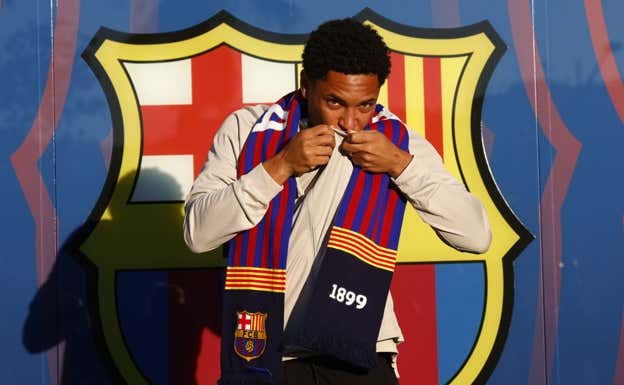 Vitor Roque el día de su llegada a Barcelona.  EFE
