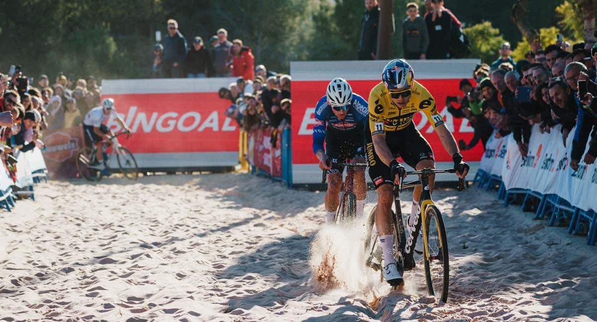 Wout van Aert y Mathieu Van der Poel protagonizaron su enésimo duelo en la primera edición de la Copa del Mundo de Ciclocross UCI – Benidorm Costa Blanca. /UCI CYCLO-CROSS WORLD CUP