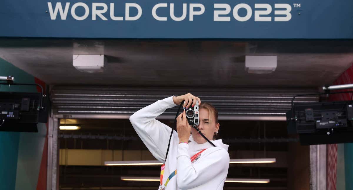 Laura Freigang, con una cámara antes de un partido del pasado Mundial. /Getty