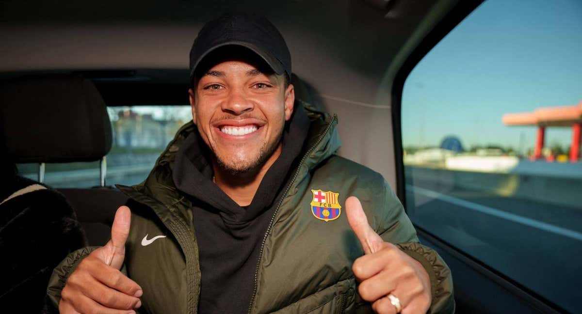 Vitor Roque, en su llegada al Barcelona./FC BARCELONA