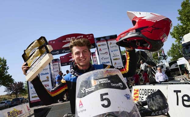 Tosha Schareina tras su primer podio internacional en rallies en la Baja Aragón 2019.  Baja Aragón
