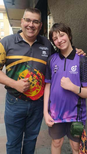 Iván Aguado, con el jugador profesional portugués José de Souza.